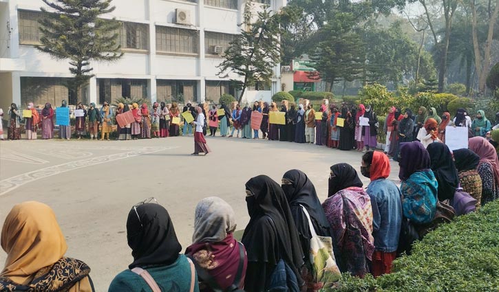 সেশনজট নিরসনসহ ১০ দাবিতে ইবি শিক্ষার্থীদের অবস্থান কর্মসূচি