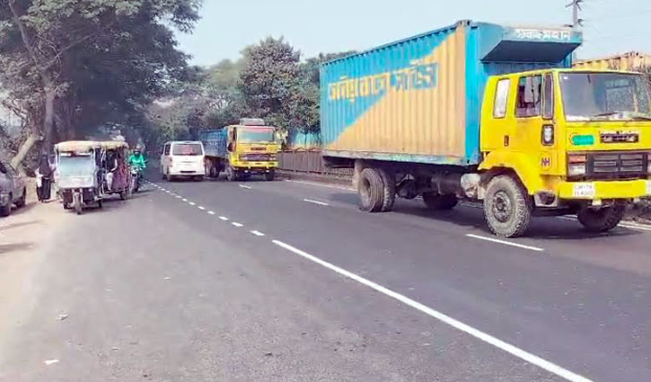 ৯ ঘণ্টা পর ঢাকা-চট্টগ্রাম মহাসড়কে যান চলাচল স্বাভাবিক 