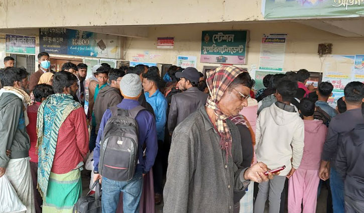 ট্রেন রেখে পালালেন চালক, ২ ঘণ্টা অবরুদ্ধ স্টেশন সুপার