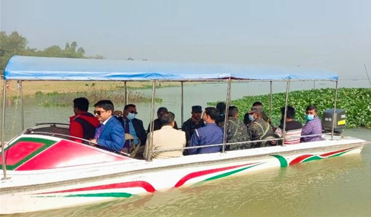 বালু মহালের ড্রেজার থেকে ভ্রাম্যমাণ আদালতকে লক্ষ্য করে গুলি!