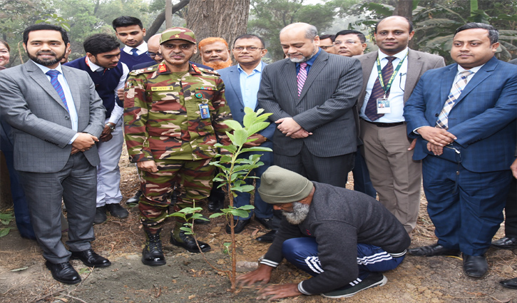 পূবালী ব্যাংকের উদ্যোগে ঢাকা রেসিডেনসিয়াল মডেল কলেজে বৃক্ষরোপণ কর্মসূচি