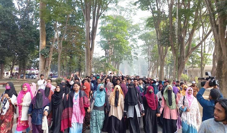 ইসলামিক স্টাডিজ বিভাগ নিয়ে রাবি কর্মকর্তার কটূক্তি, প্রতিবাদে বিক্ষোভ