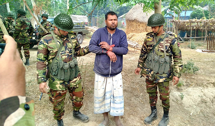 পাবনায় সেনাবাহিনীর অভিযানে অস্ত্রসহ ‘সন্ত্রাসী’ বাবু গ্রেপ্তার