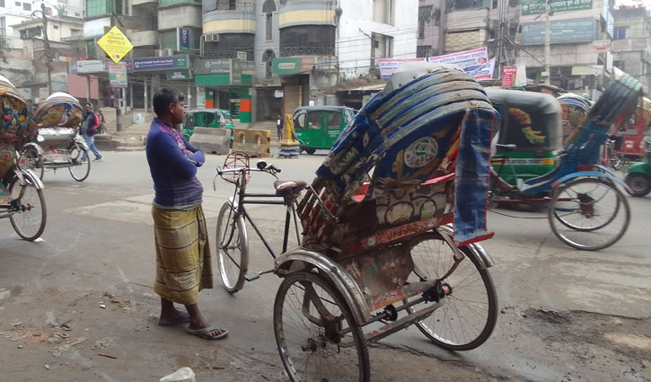 ‘পেট তো আর শীতের কষ্ট বোঝে না’