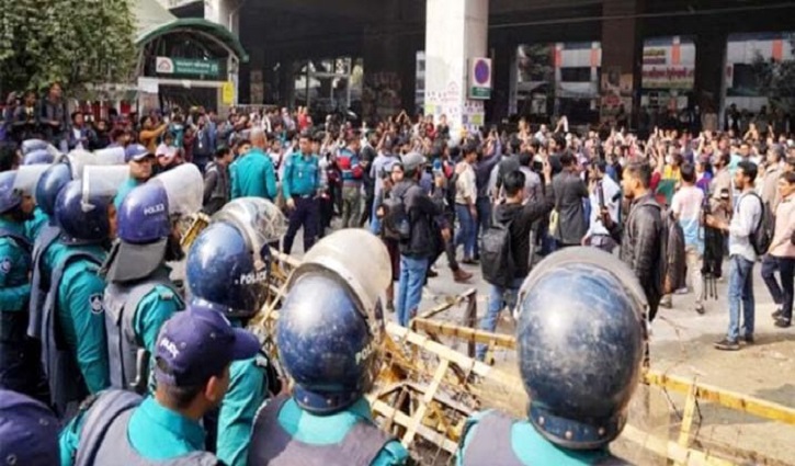 Chase, counter chase between police, students at secretariat gate