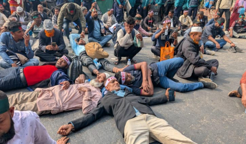 Members of sacked BDR block Shahbagh intersection