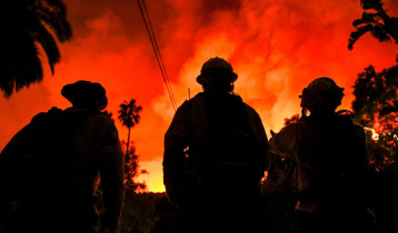 Los Angeles fire moving toward east 