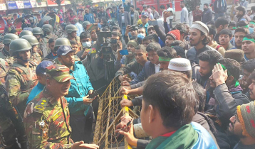 Students block city`s Bakshibazar road, army deployed