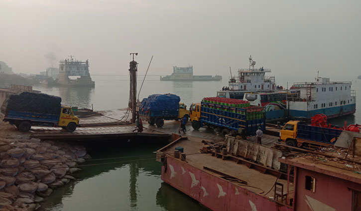 Ferry service resumes on Paturia-Daulatdia route after 9 hrs