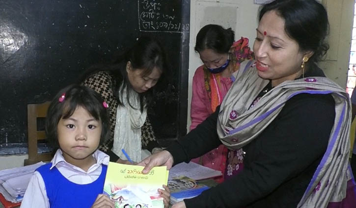 নিজের ভাষার বই পেলো ক্ষুদ্র নৃ-গোষ্ঠীর শিক্ষার্থীরা