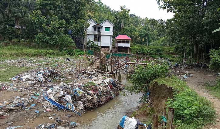 খাগড়াছড়ি শহরের বর্জ্যে শতাধিক পরিবারে দুর্ভোগ 