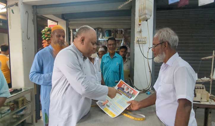 ধামরাইয়ে ৩১ দফা প্রচারে লিফলেট বিলি করলেন যুবদল নেতা