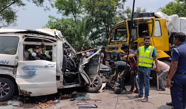 নাটোরে ট্রাক-মাইক্রোবাস সংঘর্ষ, নিহতের সংখ্যা বেড়ে ৮