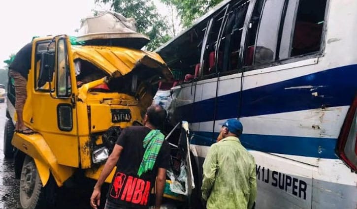 পাবনায় বাস-ট্রাকের মুখোমুখি সংঘর্ষে নিহত ৩, আহত ১০ 