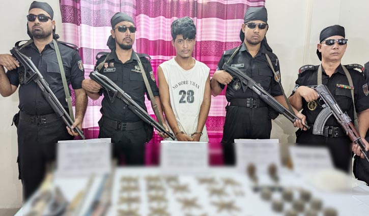 কক্সবাজারে গ্রেনেড-অস্ত্রসহ রোহিঙ্গা যুবক আটক