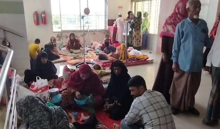 বরগুনায় কমছে না ডেঙ্গু, হাসপাতালে স্যালাইন সংকট