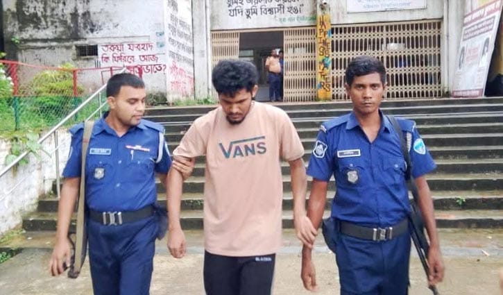 চবিতে আটক বহিরাগত ছাত্রলীগ কর্মীর নাশকতার পরিকল্পনা