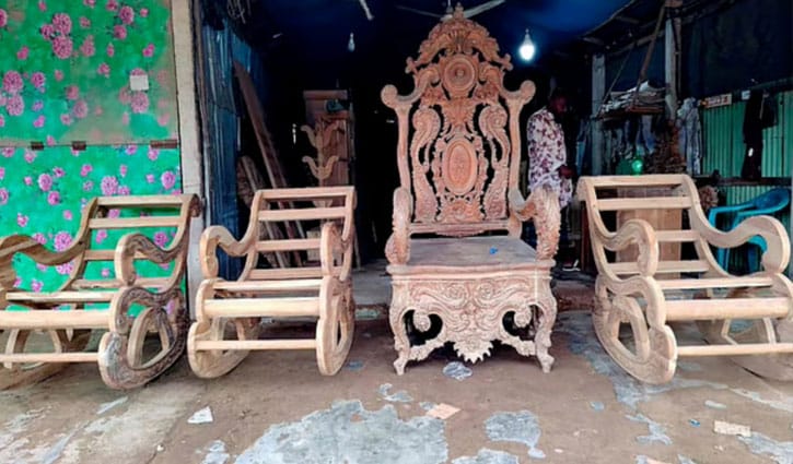 খালেদা জিয়াকে উপহার দিতে তৈরি হচ্ছে রাজকীয় চেয়ার খালেদা জিয়াকে উপহার দিতে তৈরি হচ্ছে রাজকীয় চেয়ার