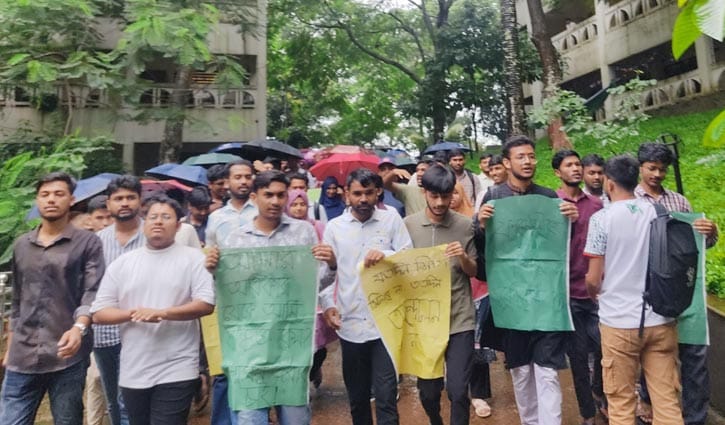 কুবিতে শিক্ষক নিয়োগের দাবিতে শ্রেণিকক্ষে তালা দিলেন শিক্ষার্থীরা