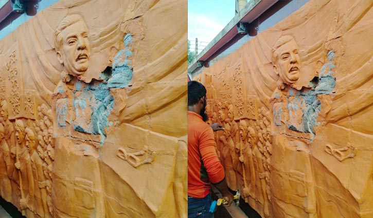 কুবিতে ভাঙা হচ্ছে শেখ মুজিবের পোড়ামাটির ফলক