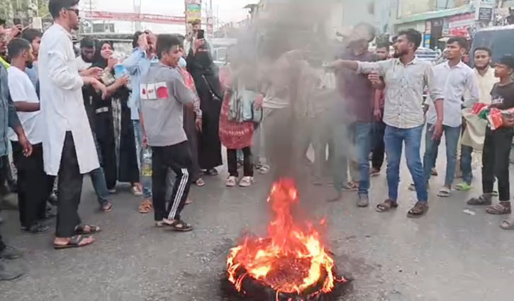 এনসিপি নেতাদের ওপর হামলা, কক্সবাজারে টায়ার জ্বালিয়ে সড়ক অবরোধ