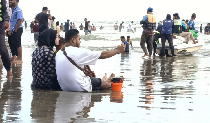 ছুটির দিনে সমুদ্রসৈকতে আনন্দে মেতেছেন হাজারো পর্যটক