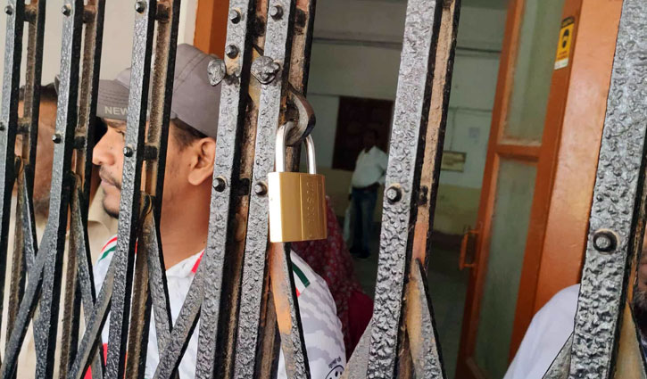 শিক্ষা উপদেষ্টার পদত্যাগ দাবিতে কুমিল্লা শিক্ষা বোর্ডের গেটে তালা