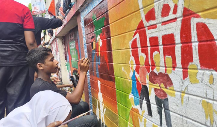 কুমিল্লায় শিক্ষার্থীদের চিত্রাঙ্কনে ফুটে উঠেছে আন্দোলনের স্মৃতি