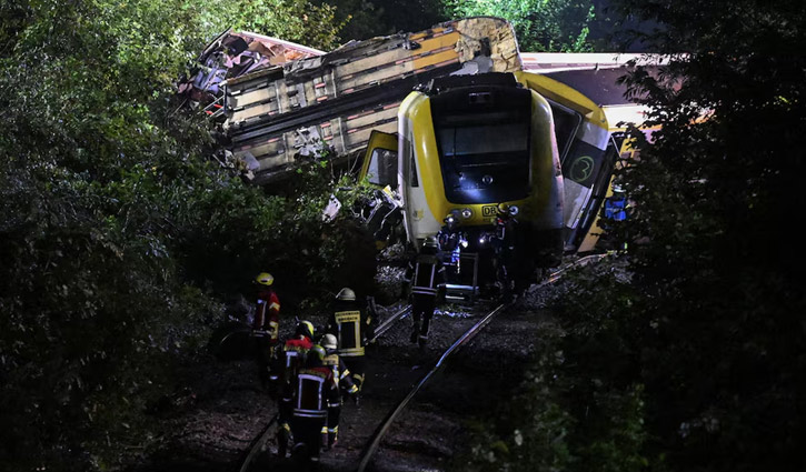 জার্মানিতে ট্রেন দুর্ঘটনায় নিহত ৩, আহত অনেকে
