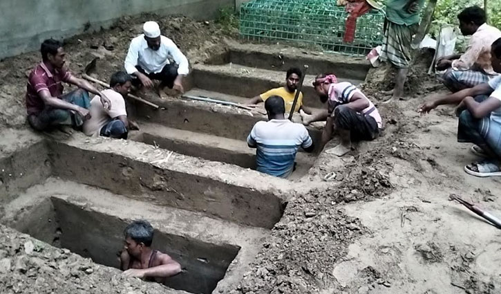 নাটোরে দুর্ঘটনায় নিহতদের দাফন পাশাপাশি কবরে 