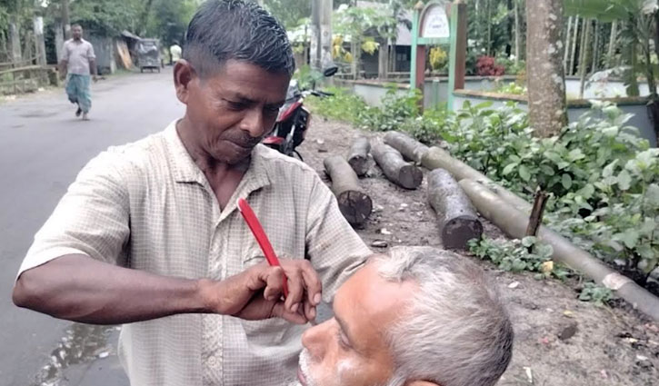 ৩০ বছর ধরে ভ্রাম্যমাণ সেলুন চালান রণজিৎ শিল