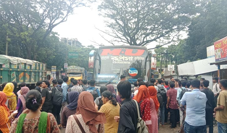 বাসের হেলপারের বিরুদ্ধে ইবি ছাত্রীকে মারধরের অভিযোগ, বিক্ষোভ বাসের হেলপারের বিরুদ্ধে ইবি ছাত্রীকে মারধরের অভিযোগ, বিক্ষোভ