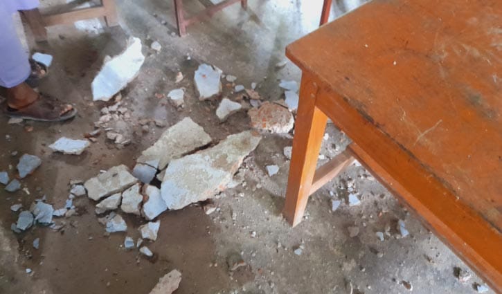 ঝালকাঠিতে মাদরাসার ছাদ থেকে পলেস্তারা খসে ৭ শিক্ষার্থী আহত