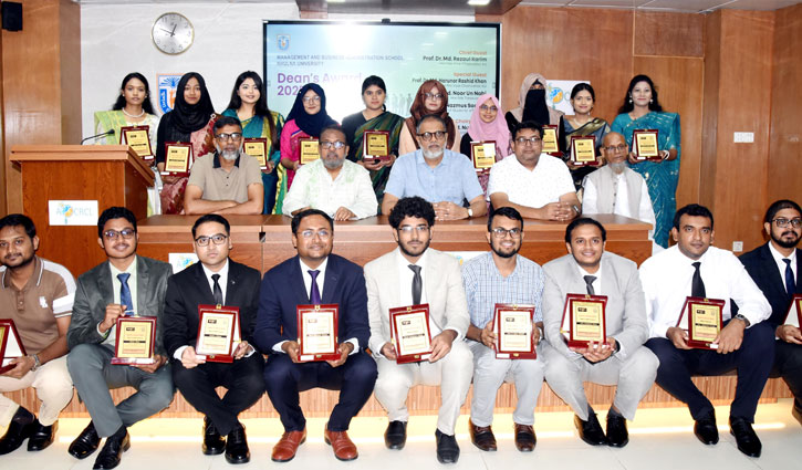 খুবির ২২ শিক্ষার্থী পেলেন ডিনস অ্যাওয়ার্ড