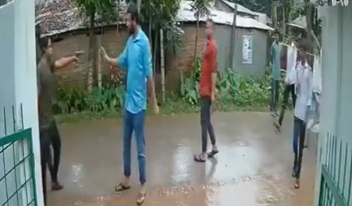 স্কুলের গেট থেকে ছাত্রকে তুলে নিয়ে মারধর, অস্ত্র উঁচিয়ে শিক্ষকদের হুমকি