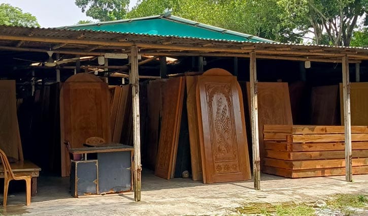 পুরাতন আসবাবপত্রের প্রাণকেন্দ্র কালীগঞ্জের নয়াবাজার