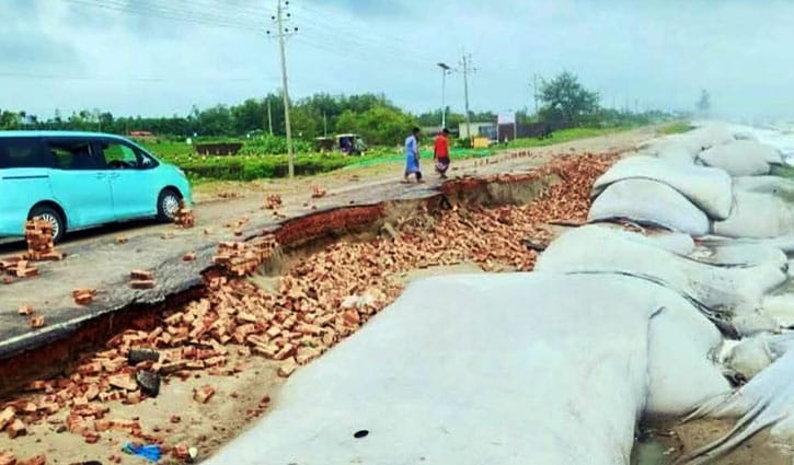 টেকনাফে ফের ভাঙছে মেরিন ড্রাইভ সড়ক
