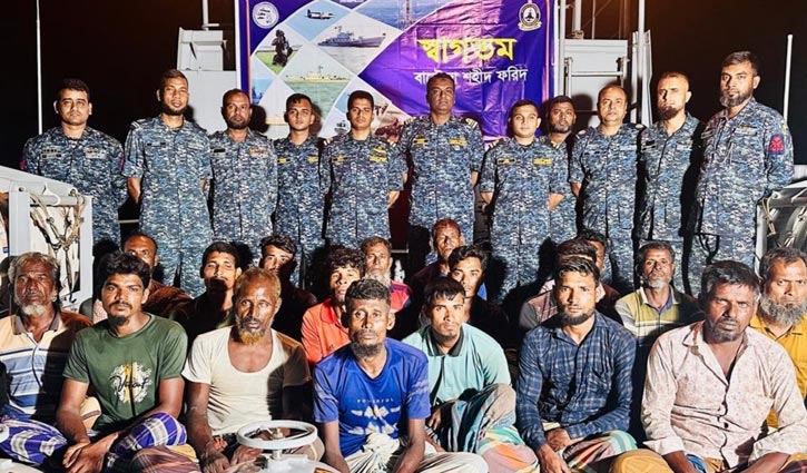 বঙ্গোপসাগরে বিকল ট্রলারে ভেসে থাকা ১৮ জেলে উদ্ধার 