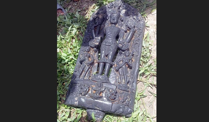 পুকুরে মিলল কষ্টিপাথরের বিষ্ণু মূর্তি