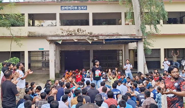 ৮ দফা দাবিতে ধর্মঘটে পাবনা টেক্সটাইলের শিক্ষার্থীরা