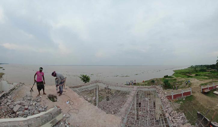 পদ্মায় ভাঙন: সরিয়ে নেওয়া হচ্ছে নারায়ণপুর ইউনিয়ন পরিষদের ভবন