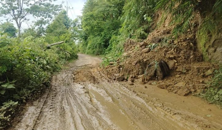 পাহাড় ধসে মারিশ্যা-দীঘিনালা সড়কে যান চলাচল বন্ধ