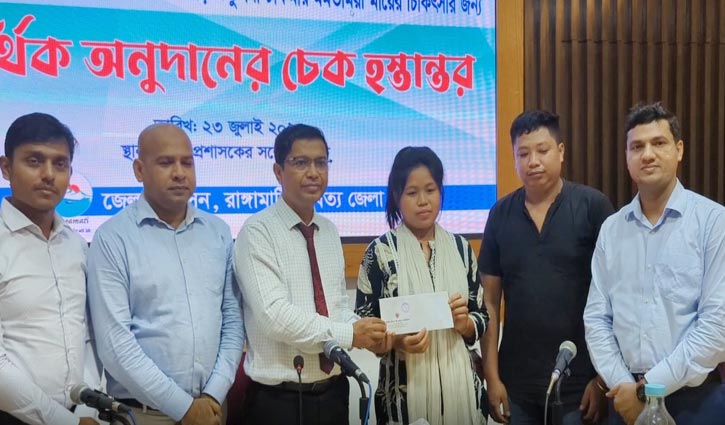 ফুটবলার ঋতুপর্ণার মায়ের পাশে রাঙামাটি জেলা প্রশাসন