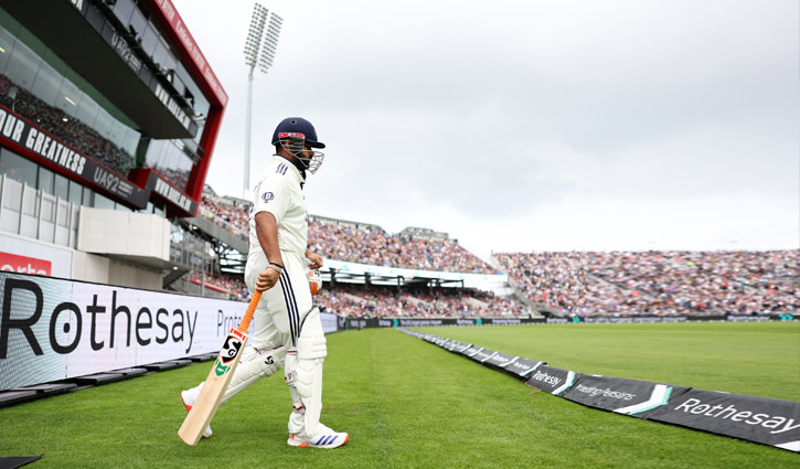 পায়ের পাতায় চিড় নিয়ে দলের প্রয়োজনে ব্যাট হাতে ফিরলেন পন্ত