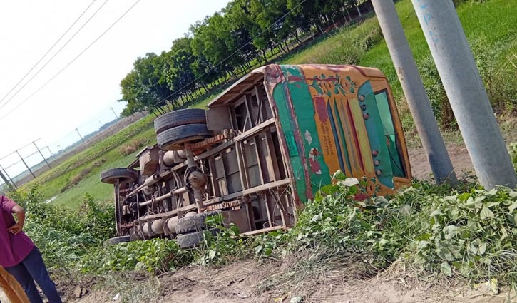 ট্রাককে ওভারটেক করতে গিয়ে বাস খাদে, আহত ৩০