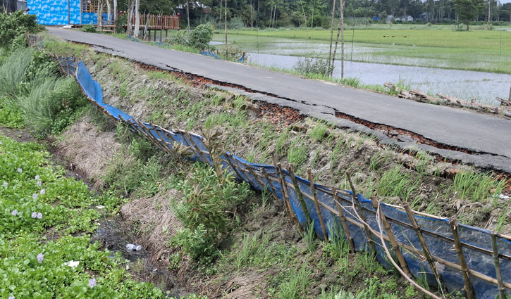টাঙ্গাইলে কোটি টাকা ব্যয়ে নির্মিত সড়কে ৩ মাসেই ভাঙন টাঙ্গাইলে কোটি টাকা ব্যয়ে নির্মিত সড়কে ৩ মাসেই ভাঙন