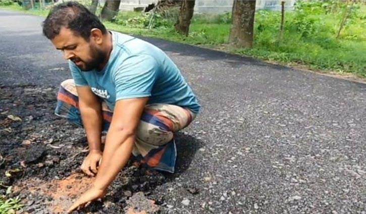 কোটি টাকার সড়ক, হাতের টানেই উঠে যাচ্ছে কার্পেটিং
