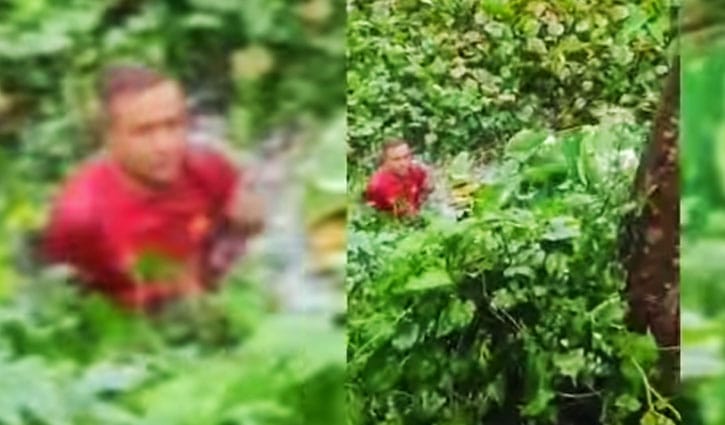 কচুরিপানায় ভরা ডোবায় আ.লীগ নেতার ঝাঁপ