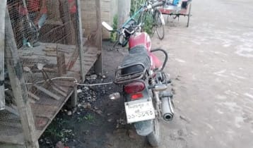 মোটরসাইকেল দিয়ে অভিনব কায়দায় চলছে কামারের কাজ
