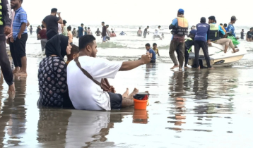 ছুটির দিনে সমুদ্রসৈকতে আনন্দে মেতেছেন হাজারো পর্যটক